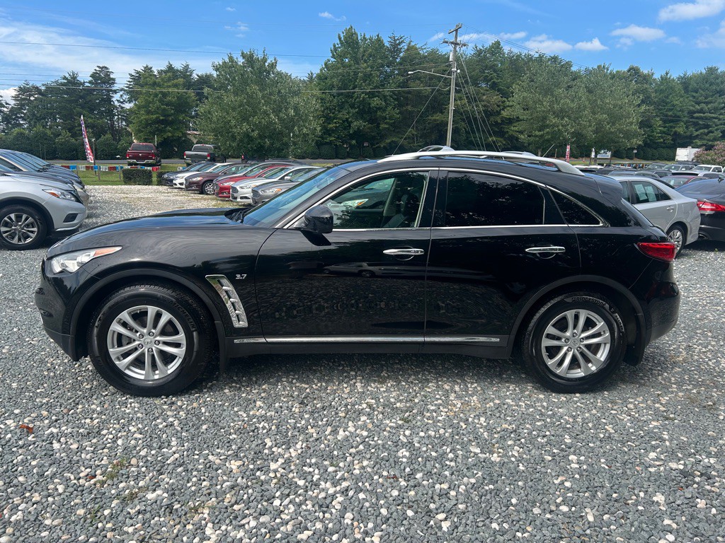 2017 INFINITI QX70 Image 2