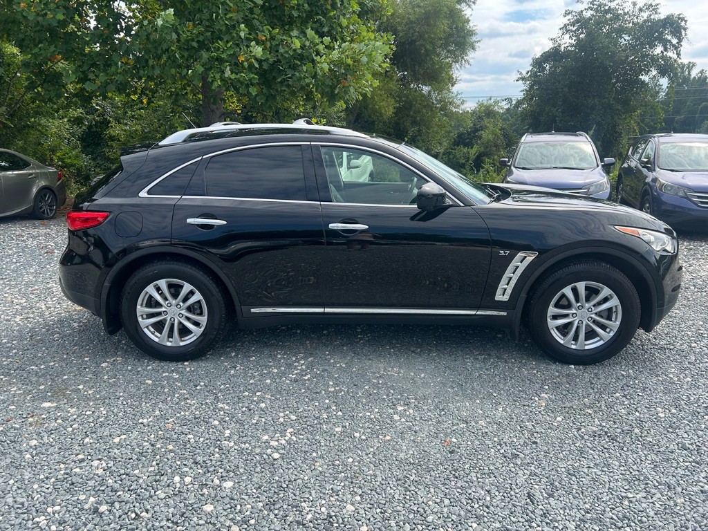 2017 INFINITI QX70 Image 6