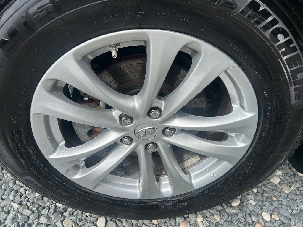 2017 INFINITI QX70 Image 9