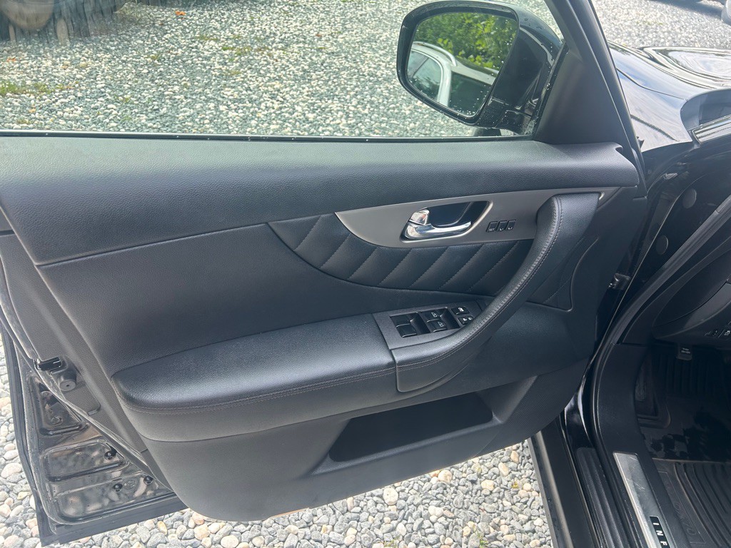 2017 INFINITI QX70 Image 11