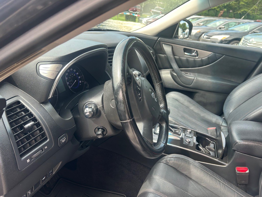 2017 INFINITI QX70 Image 12