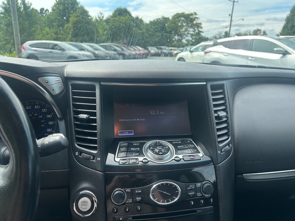 2017 INFINITI QX70 Image 15