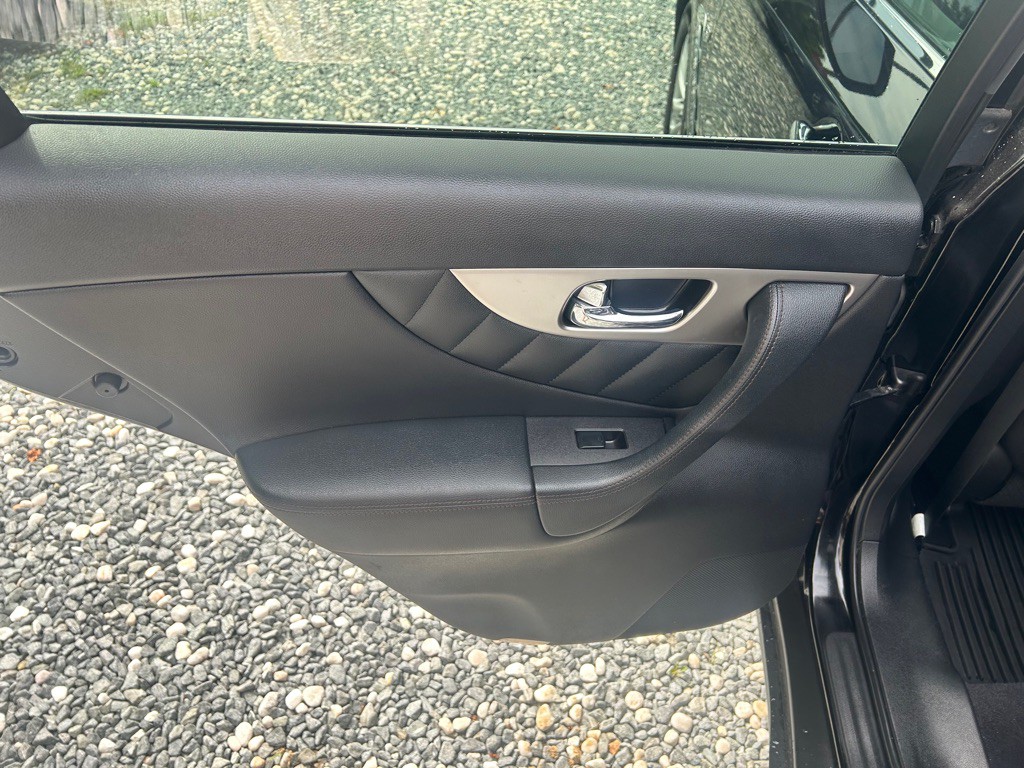2017 INFINITI QX70 Image 20