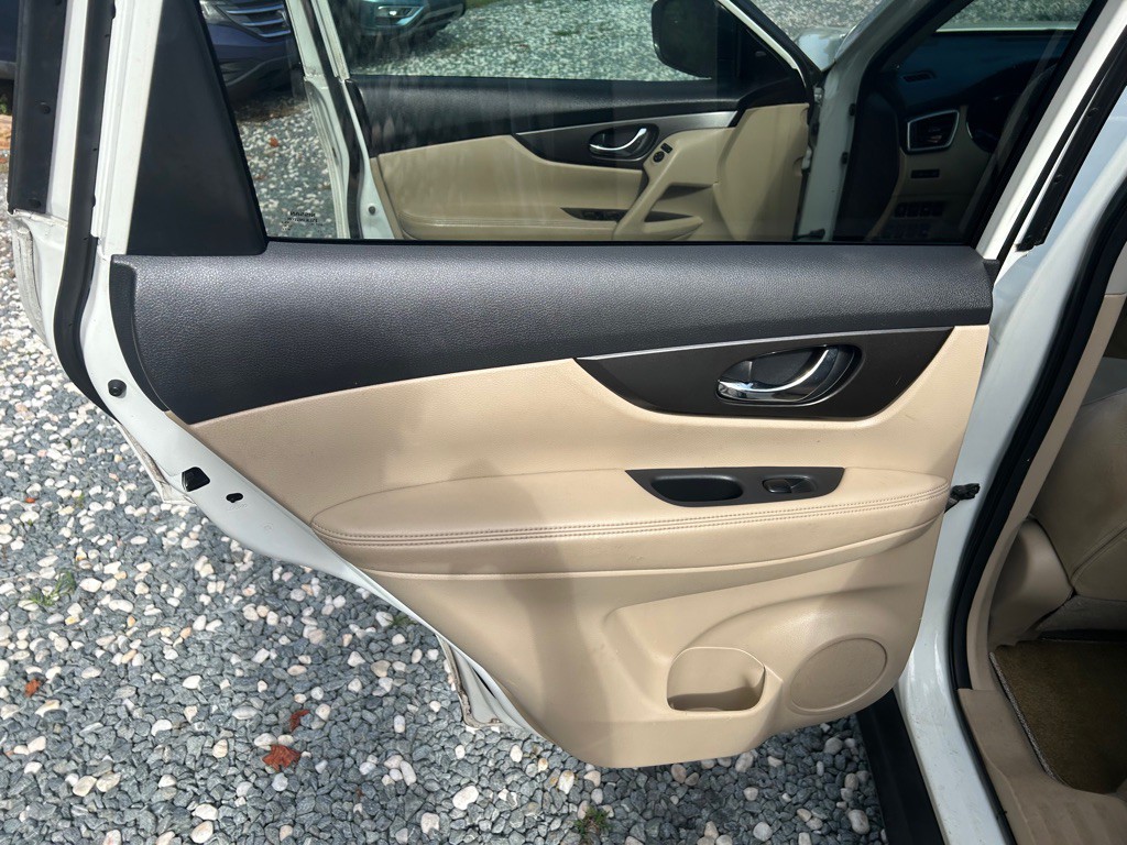 2015 Nissan Rogue Image 18