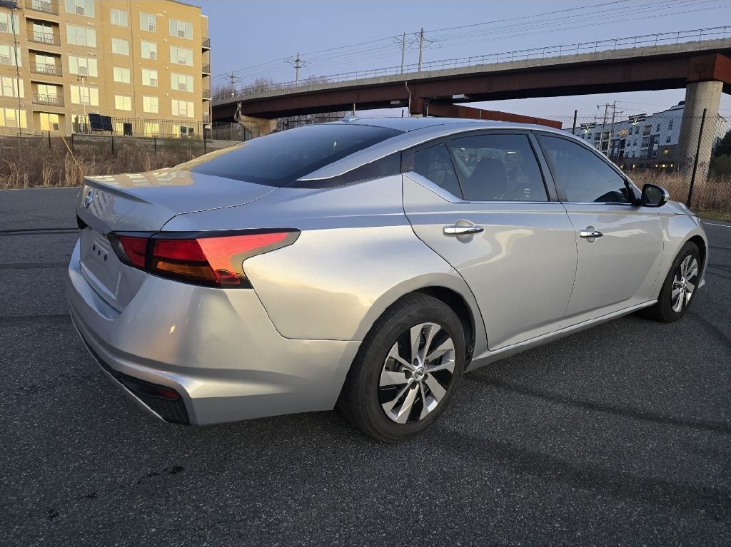 2020 Nissan Altima Image 10