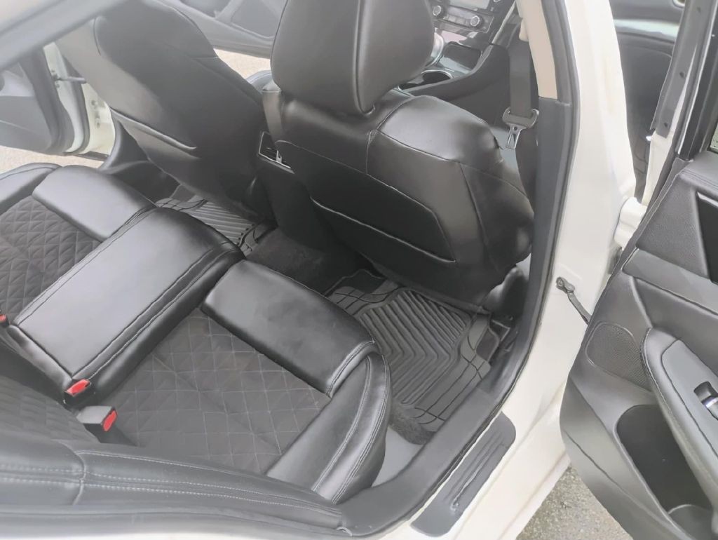 2017 Nissan Maxima Image 9