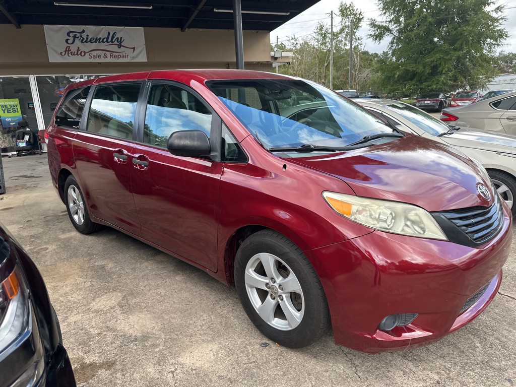 2014 Toyota Sienna Image 2