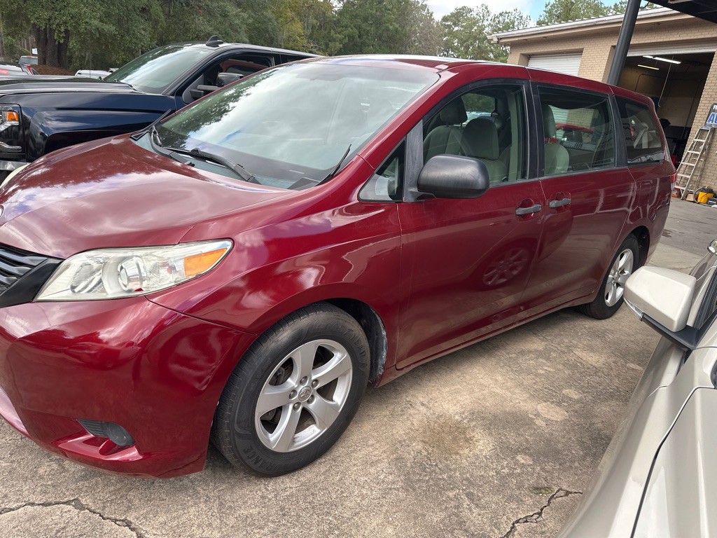 2014 Toyota Sienna Image 3