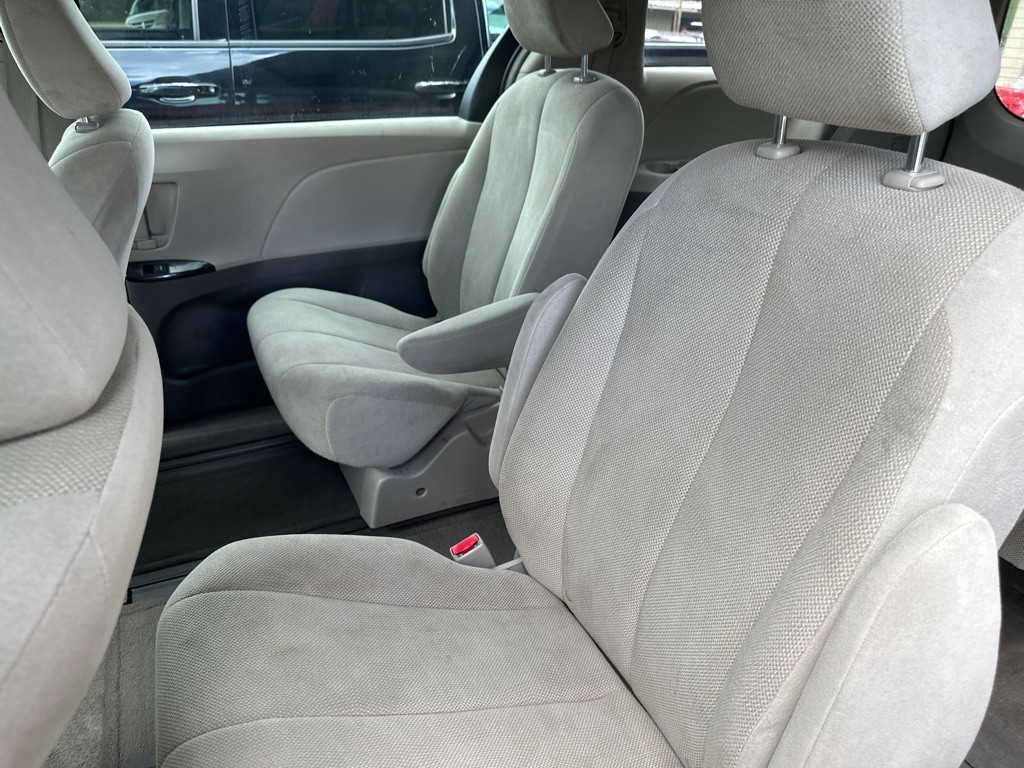 2014 Toyota Sienna Image 4