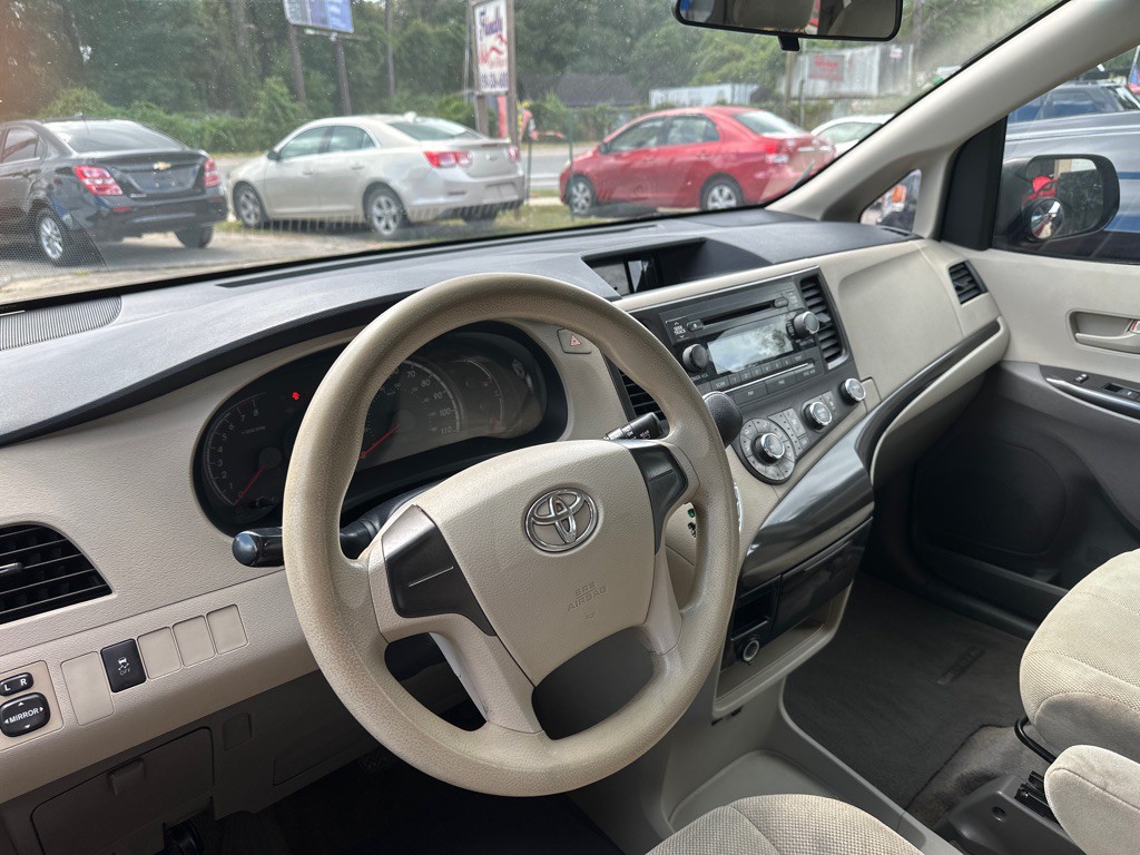 2014 Toyota Sienna Image 5