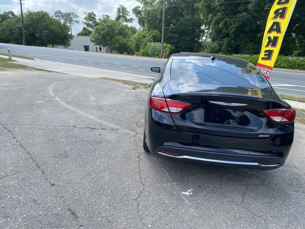 2017 Chrysler 200 Image 2