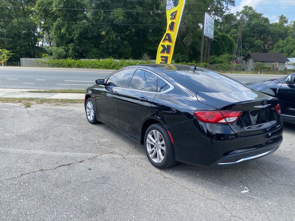 2017 Chrysler 200 Image 3