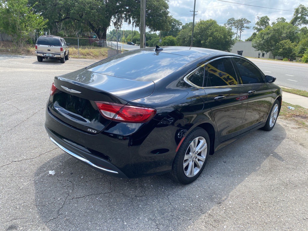 2017 Chrysler 200 Image 4