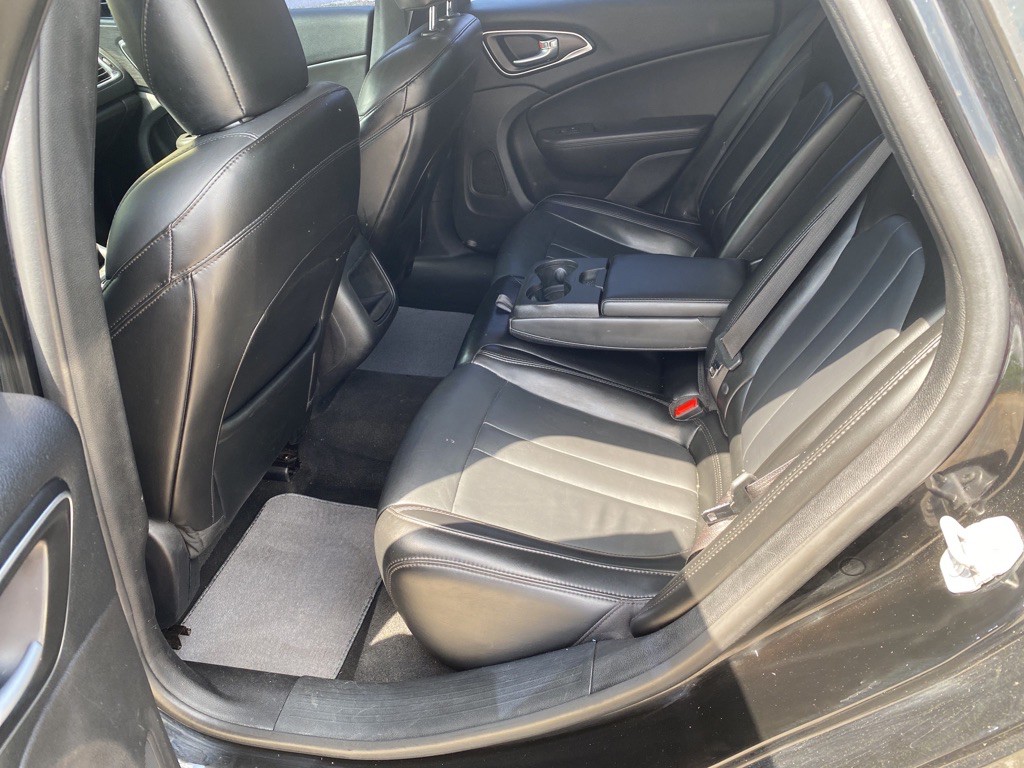 2017 Chrysler 200 Image 5