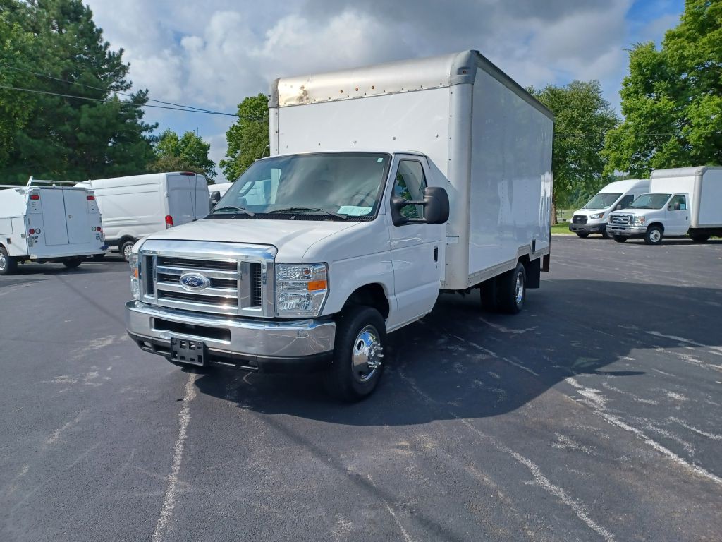 2017 Ford Econoline Image 2