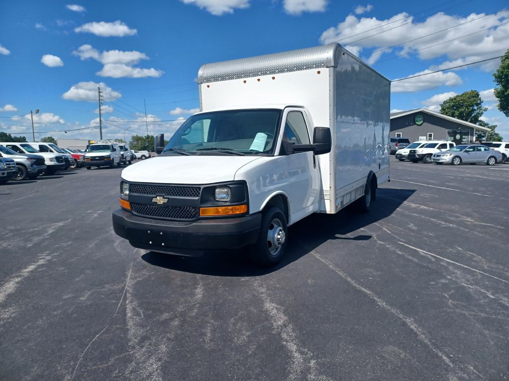 2015 Chevrolet Express Image 2