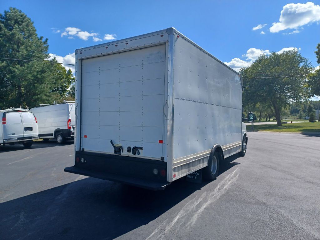 2015 Chevrolet Express Image 3