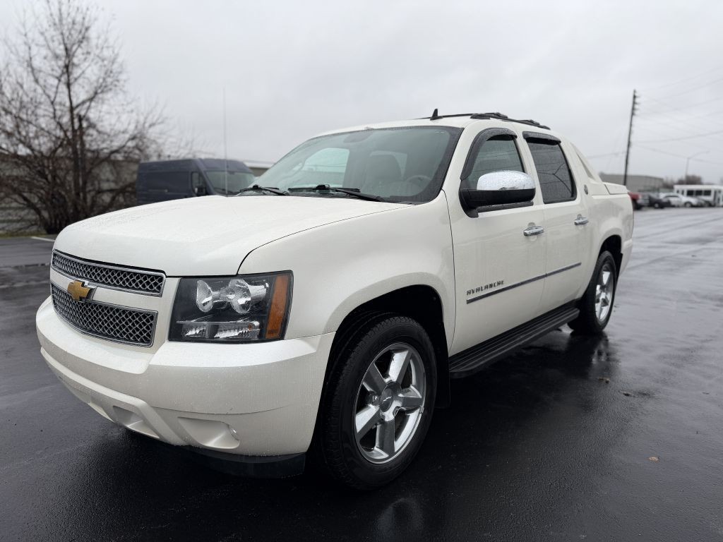 2013 Chevrolet Avalanche Image 2