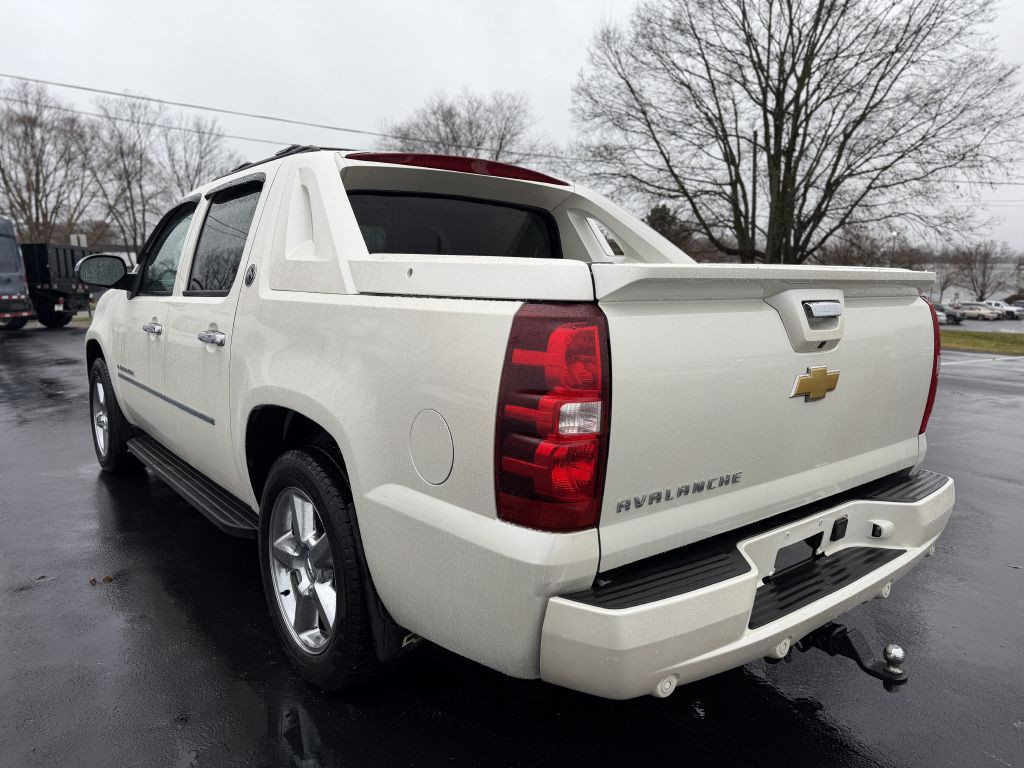 2013 Chevrolet Avalanche Image 3
