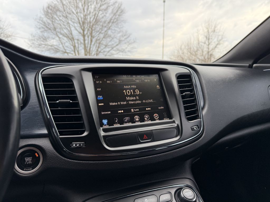 2015 Chrysler 200 Image 7