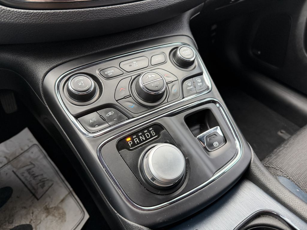 2015 Chrysler 200 Image 9