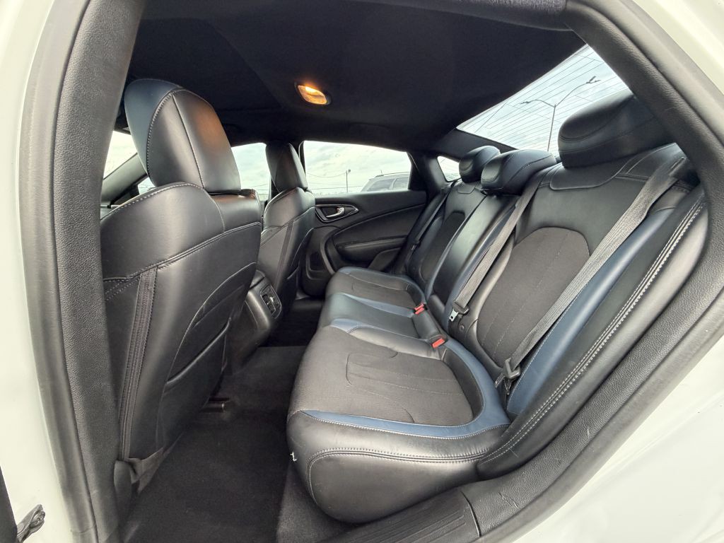 2015 Chrysler 200 Image 10