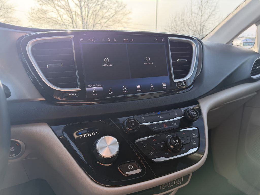 2022 Chrysler Pacifica Image 8
