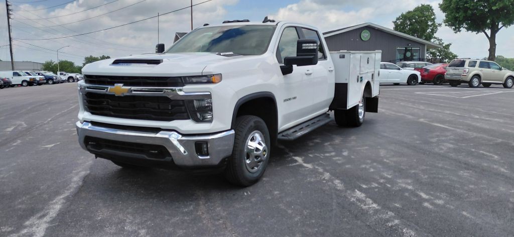 2024 Chevrolet Silverado 1500 Image 2