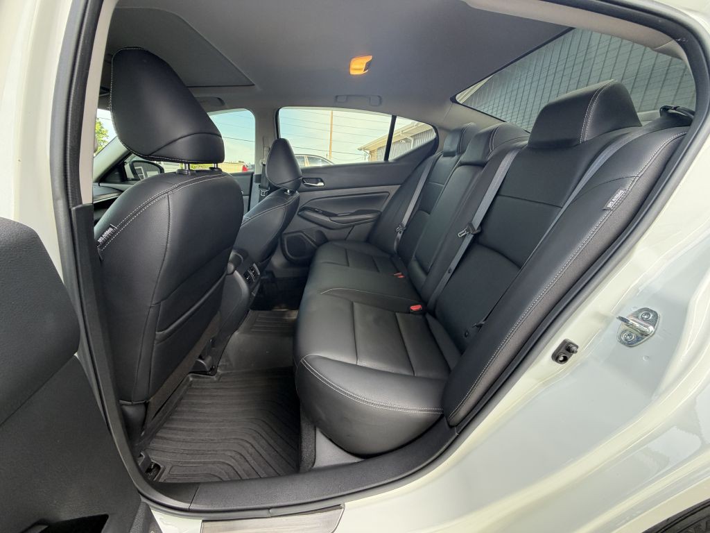 2021 Nissan Altima Image 9