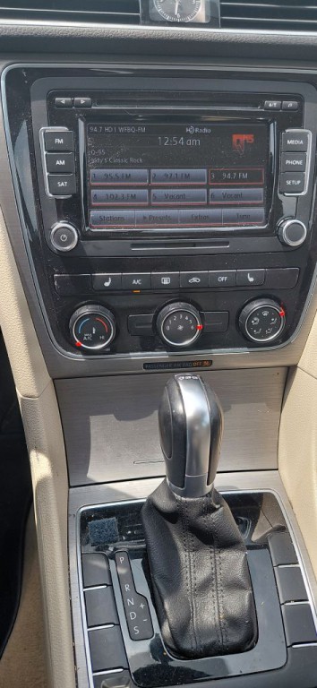 2014 Volkswagen Passat Image 8