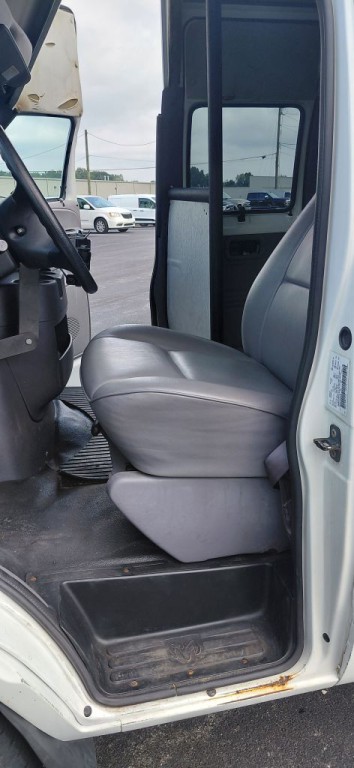 1999 Dodge Ram Van Image 9
