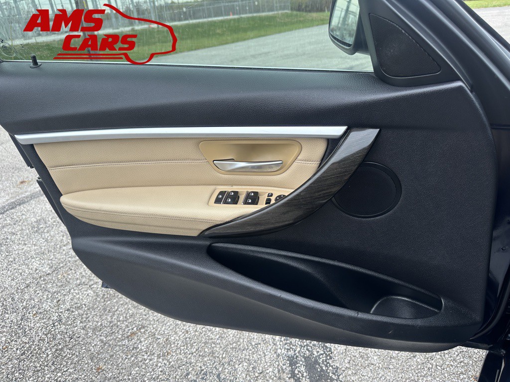 2017 BMW 3 Series Image 32