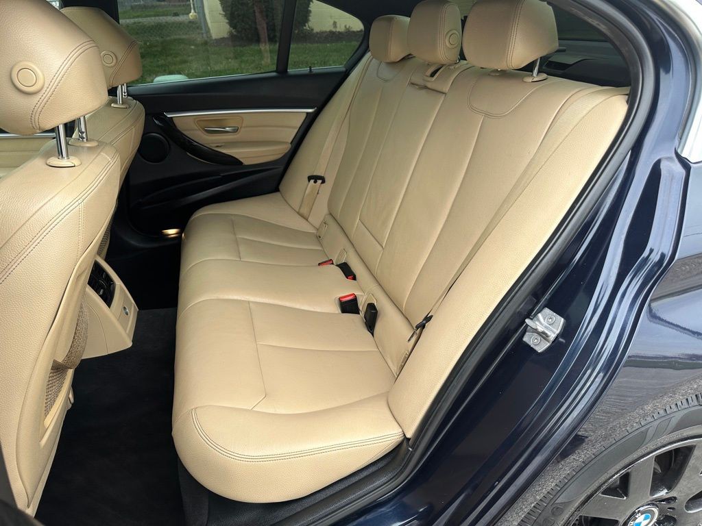 2017 BMW 3 Series Image 12