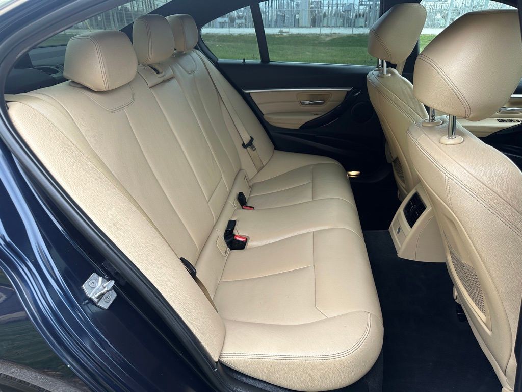 2017 BMW 3 Series Image 15