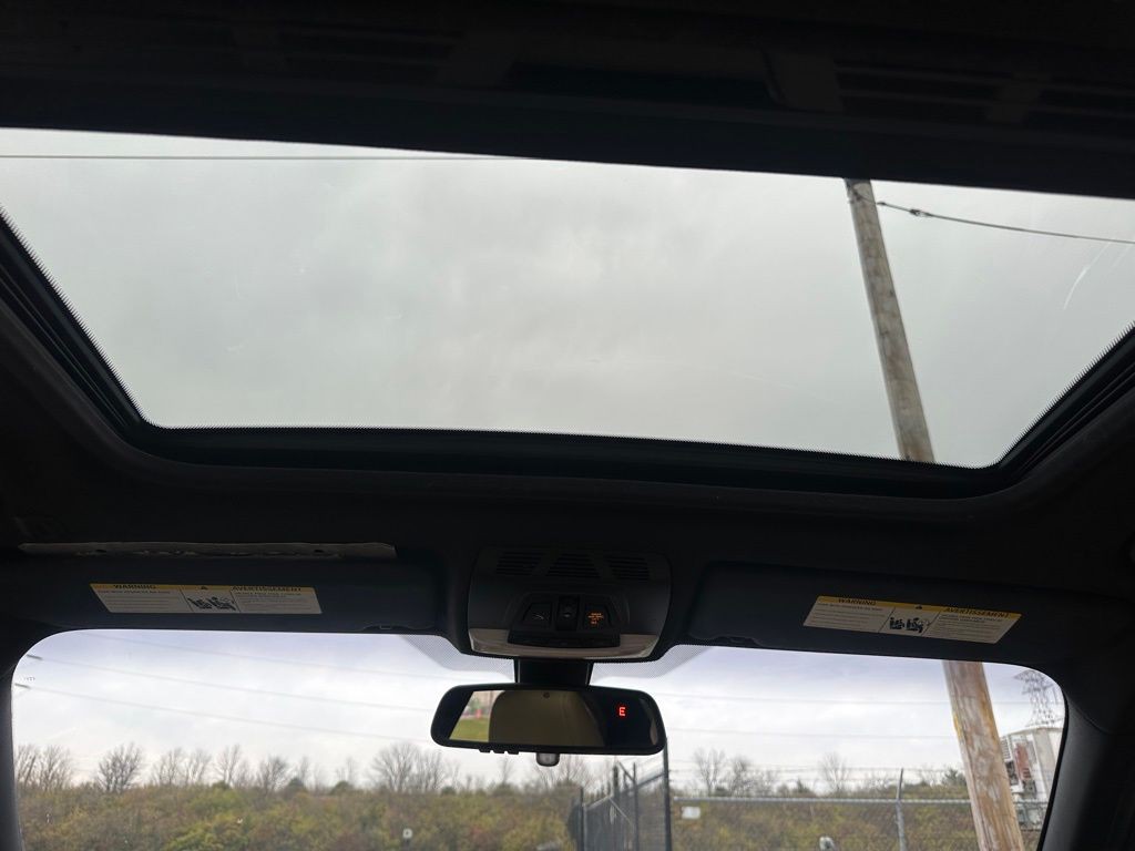 2017 BMW 3 Series Image 36