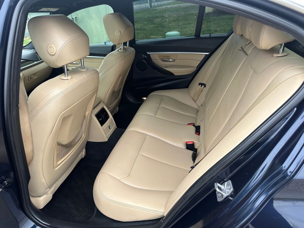 2017 BMW 3 Series Image 11