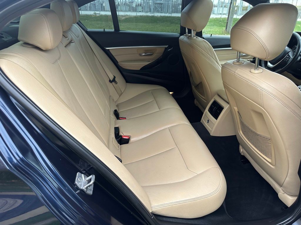 2017 BMW 3 Series Image 14