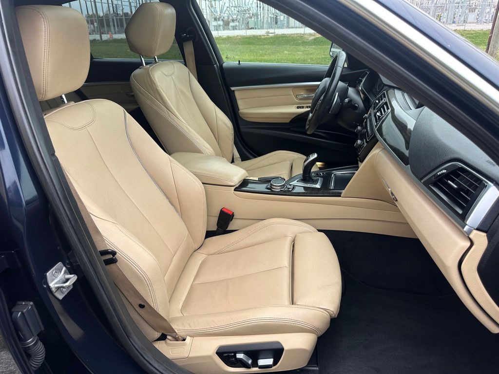 2017 BMW 3 Series Image 16