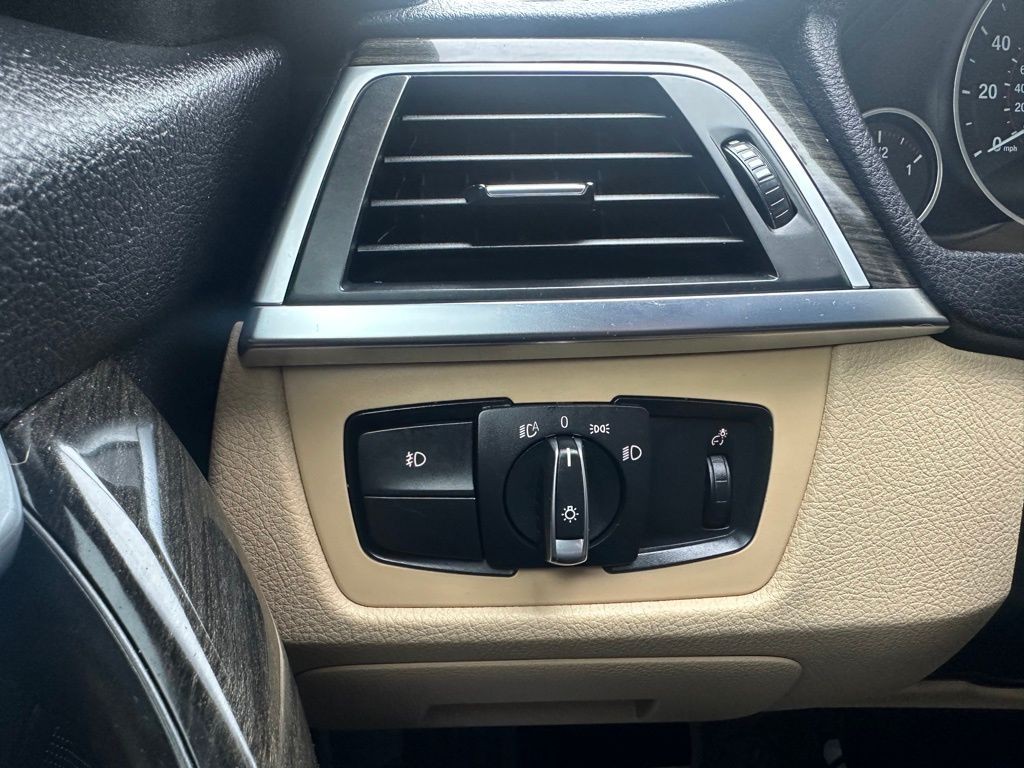 2017 BMW 3 Series Image 19