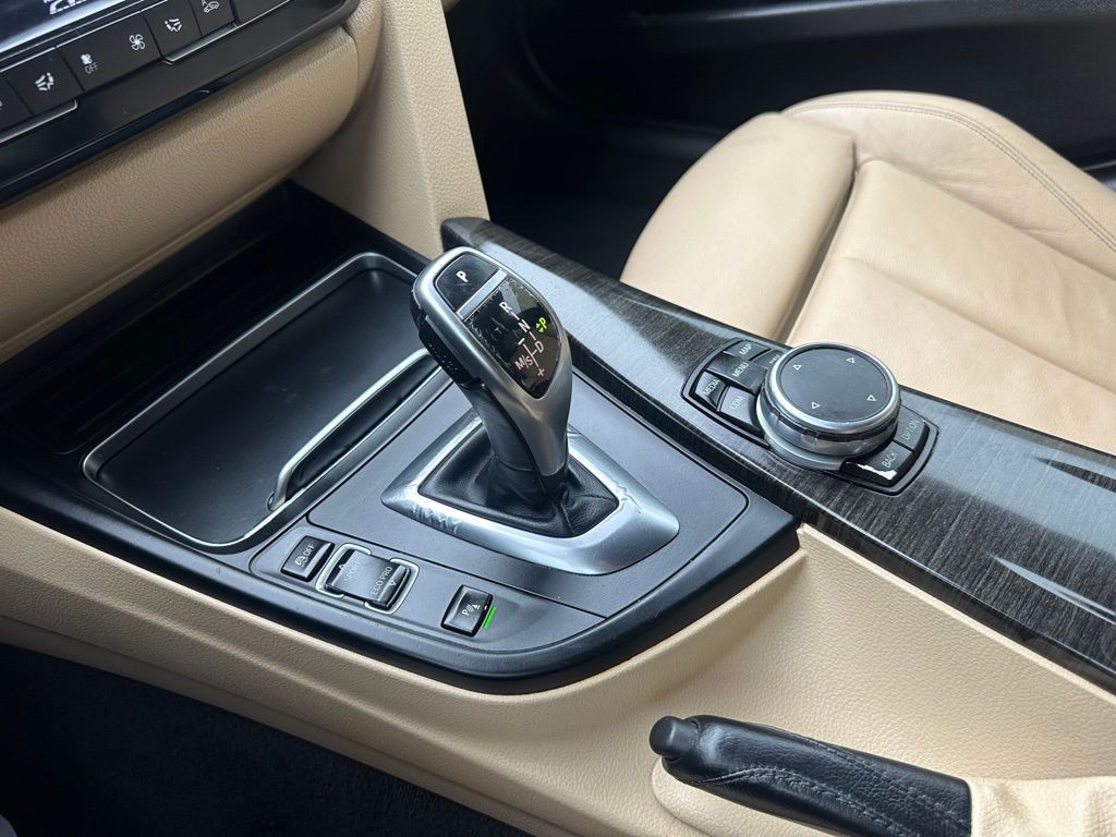 2017 BMW 3 Series Image 30