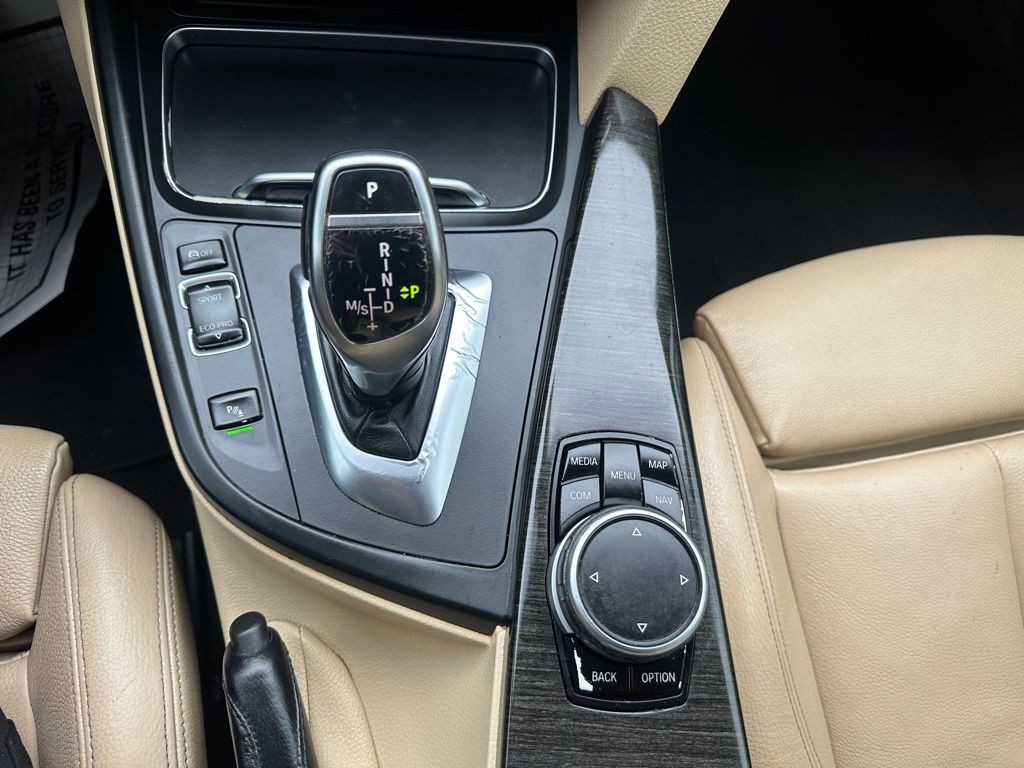 2017 BMW 3 Series Image 31