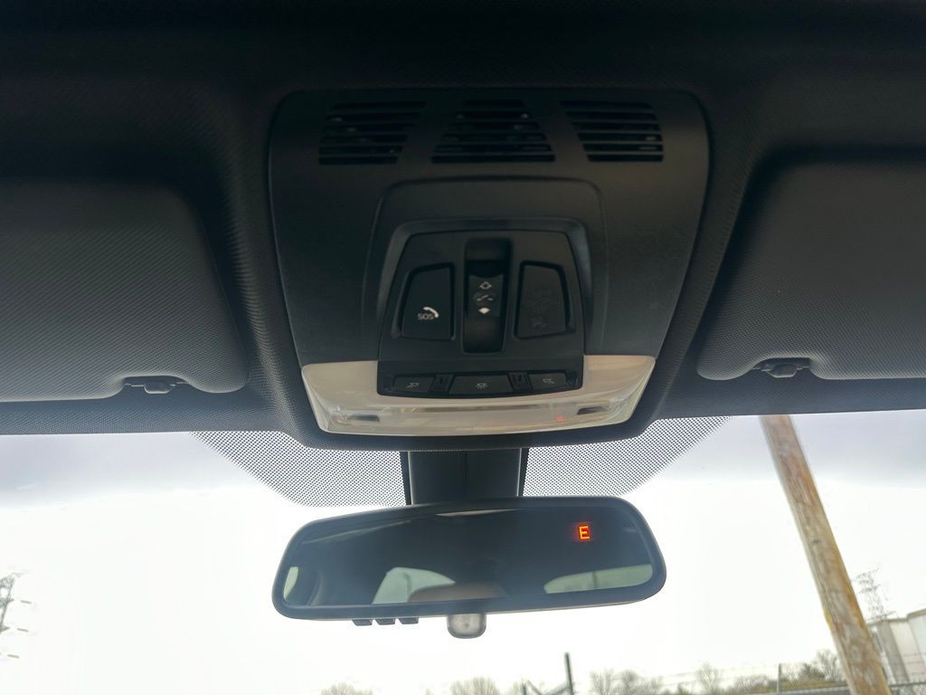 2017 BMW 3 Series Image 32