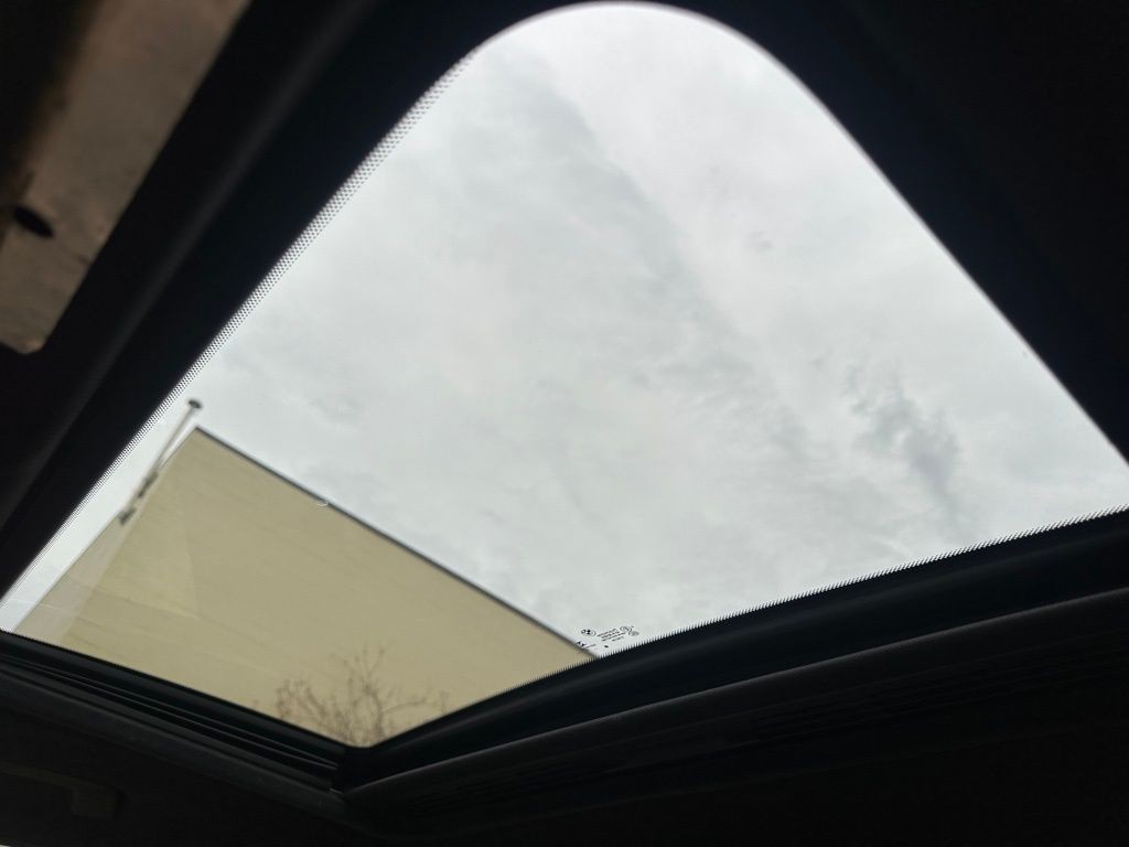 2017 BMW 3 Series Image 33