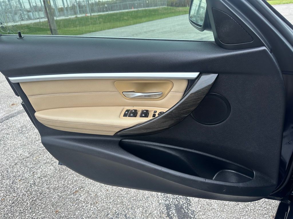2017 BMW 3 Series Image 34