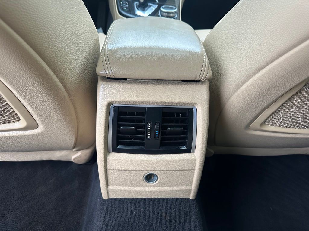 2017 BMW 3 Series Image 35