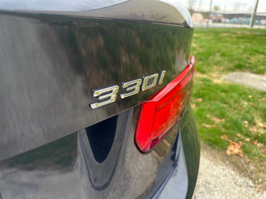 2017 BMW 3 Series Image 37