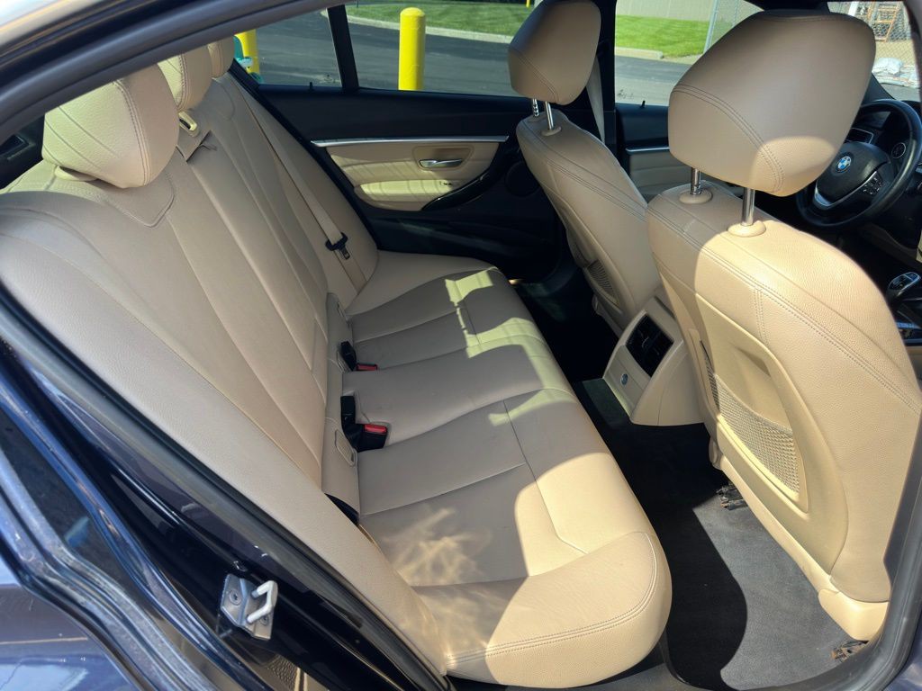 2017 BMW 3 Series Image 13