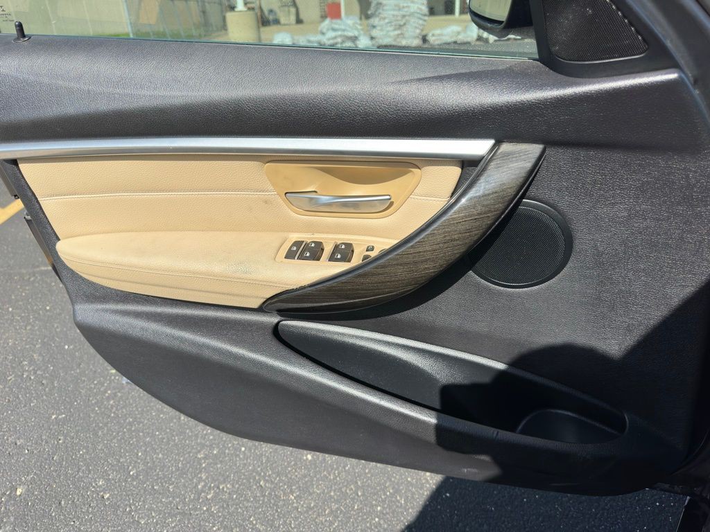 2017 BMW 3 Series Image 32