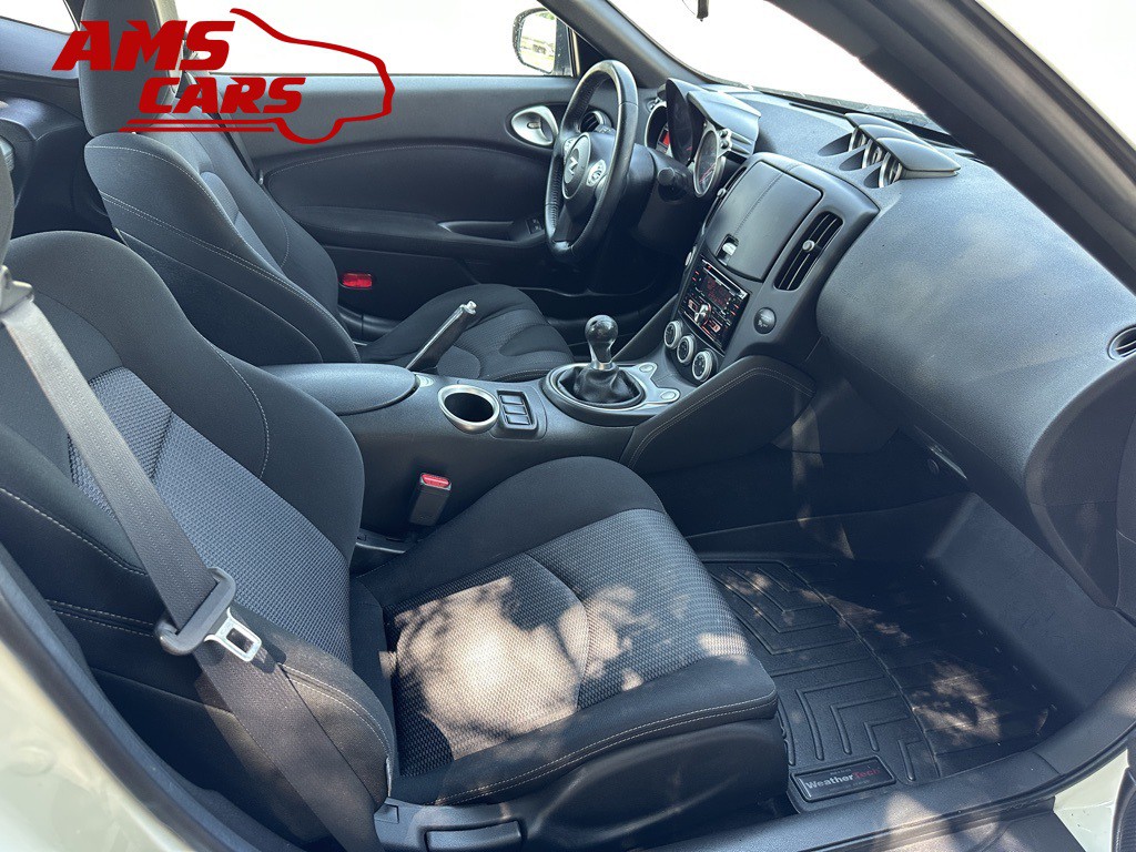 2014 Nissan 370Z Image 11