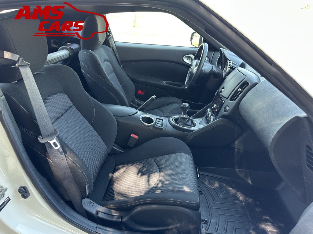2014 Nissan 370Z Image 12